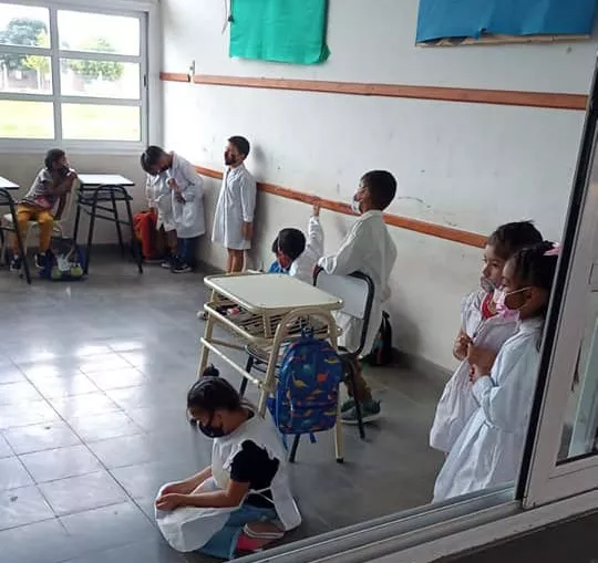 CERRILLOS- aulaas sin banco en la Esc San José de barrio los pinares