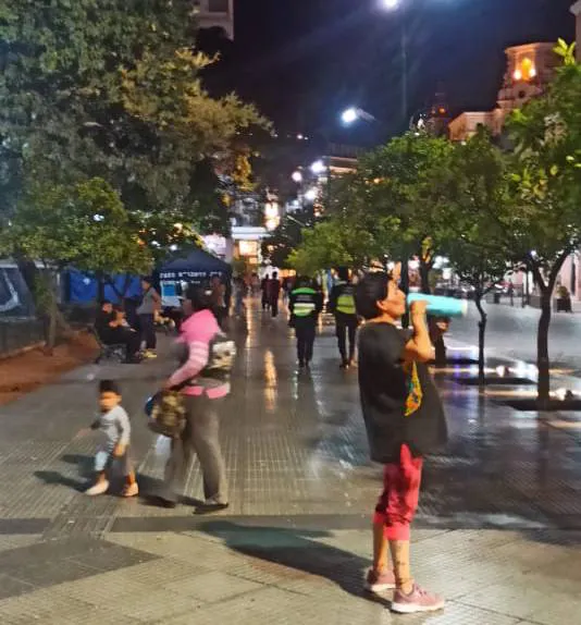 Plaza 9 de Julio iluminada en otros costasod menos frente a la Catedral (2)