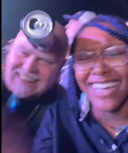 Fanatico que se hizo mear en el rostro