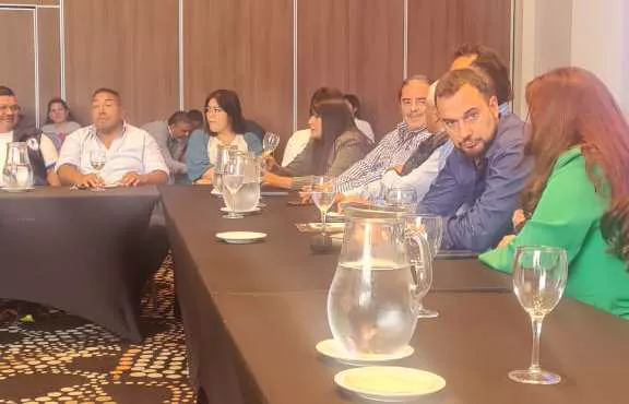 Emiliano Durand con gremialistas (3)