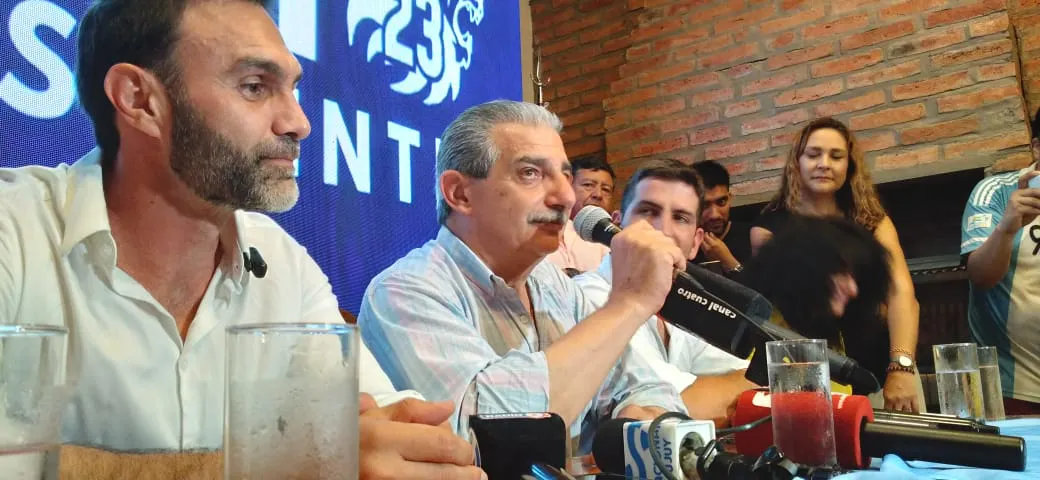 Mario Nallar micrófono en mano la noche del dominog