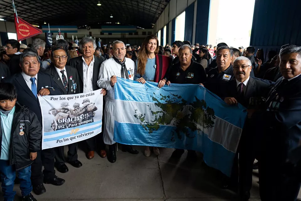 Bettina con los ex combatientes salteños