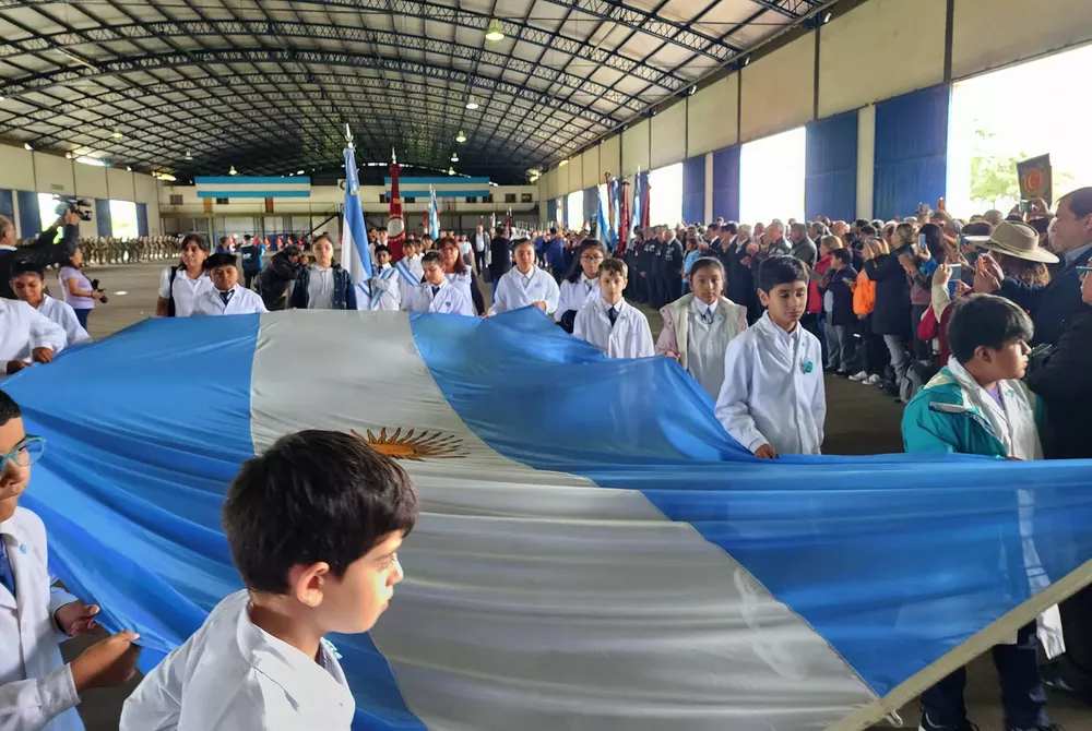 Alumnos con la bandera Argentina