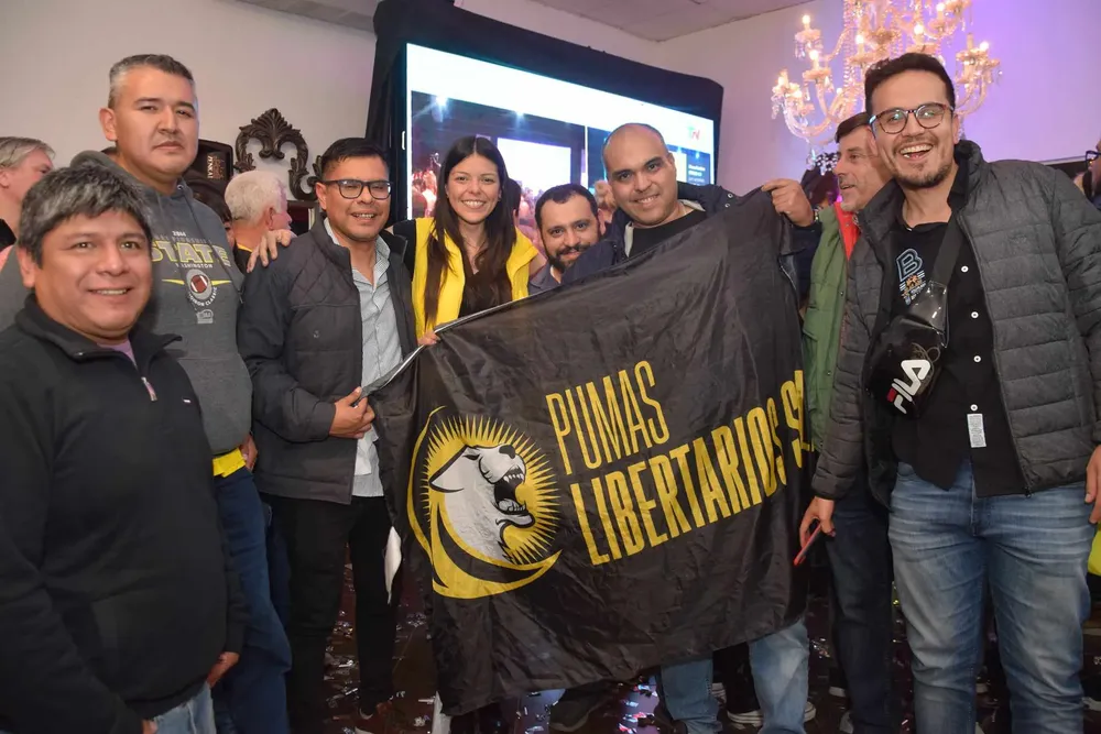 Emilia Orozco con los pumas libertarios