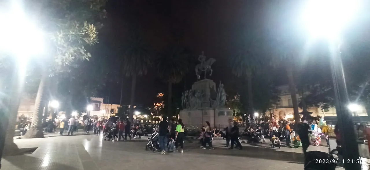 Plaza 9 de Julio  iluminada en la parte central