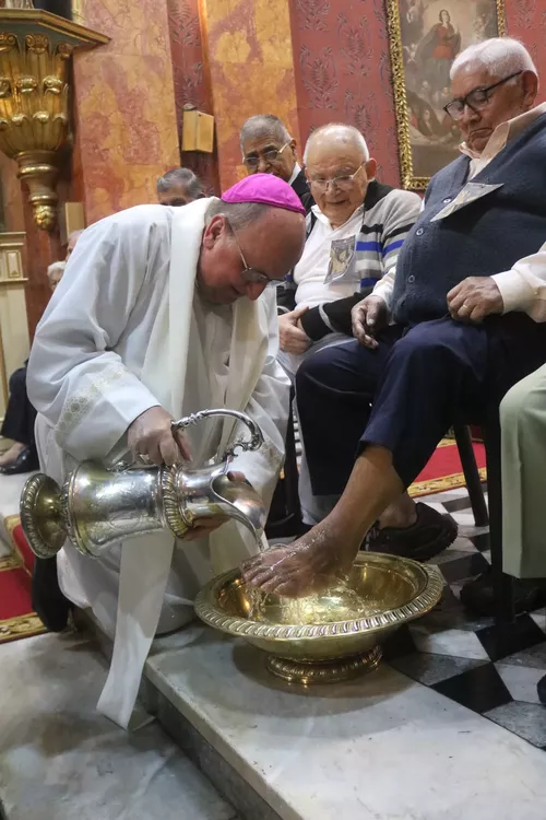 Cargnello cumple el rito de lavar pies a los fieles (3)