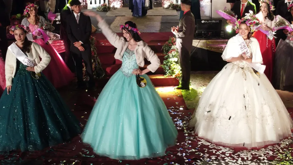 María Belén junto a Stefania Villarreal- Princ 1ra -La Candelaria- y Ana Catalina Segura- Pinc 2da- Anta