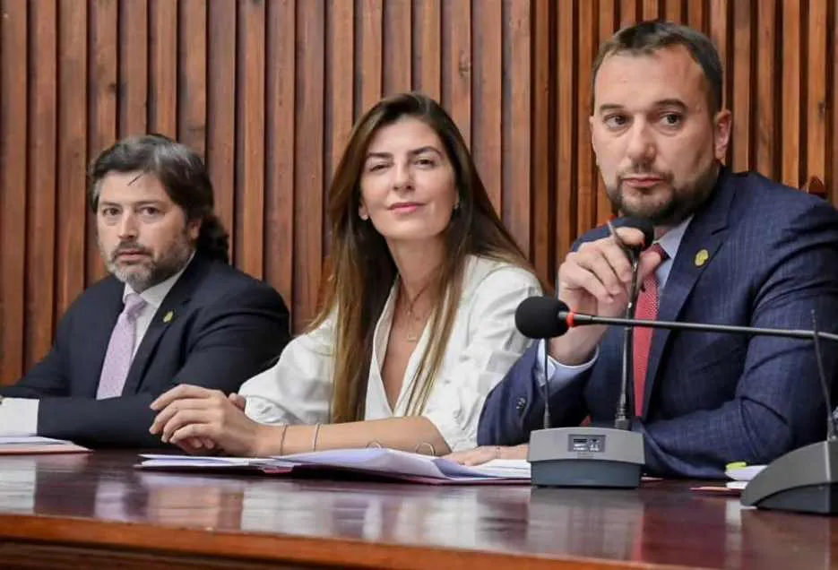 Bettina con Madile en el acto de juramento de Benjamin Cruz (9)