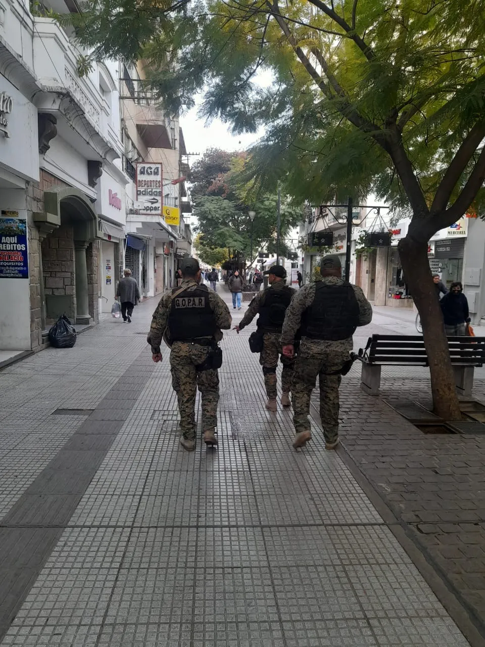 Policía operativo en antisaqueos en la ciudad de Salta (12)