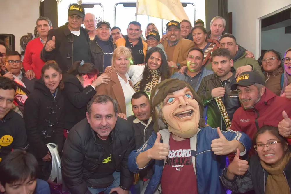 Libertarios saleños con la figura del león Milei