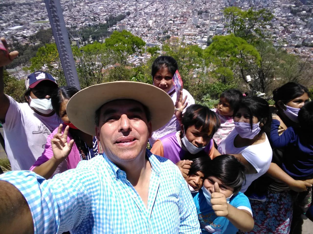 Oscar El Talero Blanco con los chicos en la cima del cerro