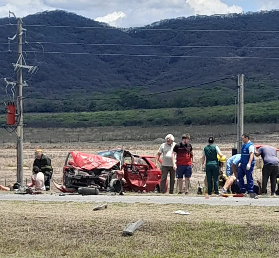 El auto que chocó con su parte frontal en el piso un herido