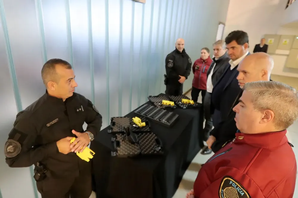 Horacio Rodríguez Larreta presentó las pistolas Taser (1)
