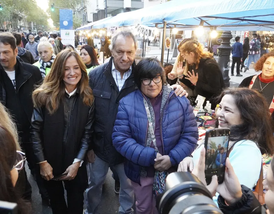 Scioli y Victori Tolosa Paz en una expo en Plaza de Mayo (1)