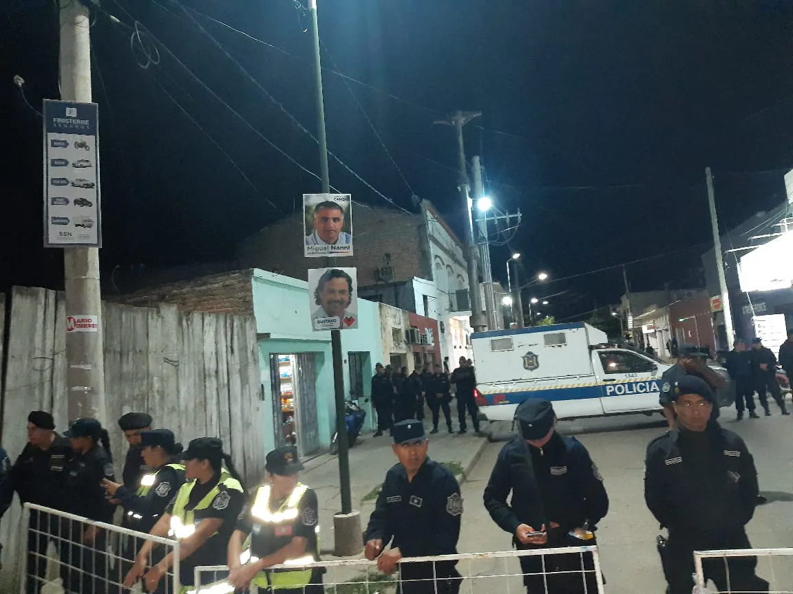 Docentes y policías en el acto de Círculo Argentino (4)