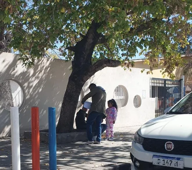 IRREGULARIDADES- un puntero con una planilla insta a votar por Emiliano Durand