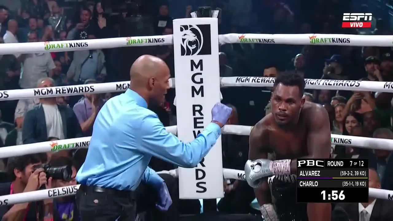 BOXEO Jermell Charlo rodilla en lona escuha el conteo