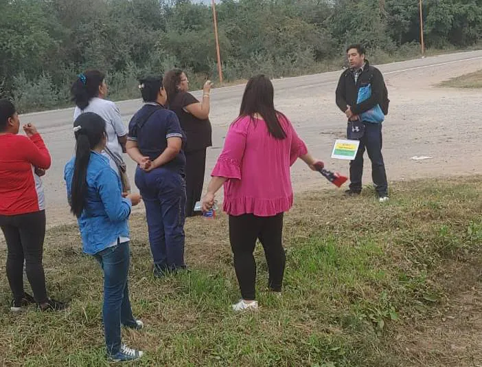 Javier Oviedo docente peregrino recibido por colegas en Embarcación
