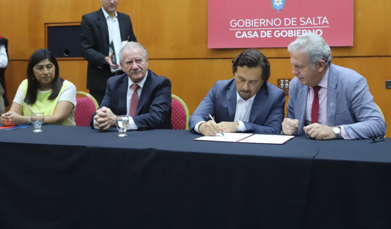 Sáenz con Innamoratoy Silvina Vargas- firman convenio