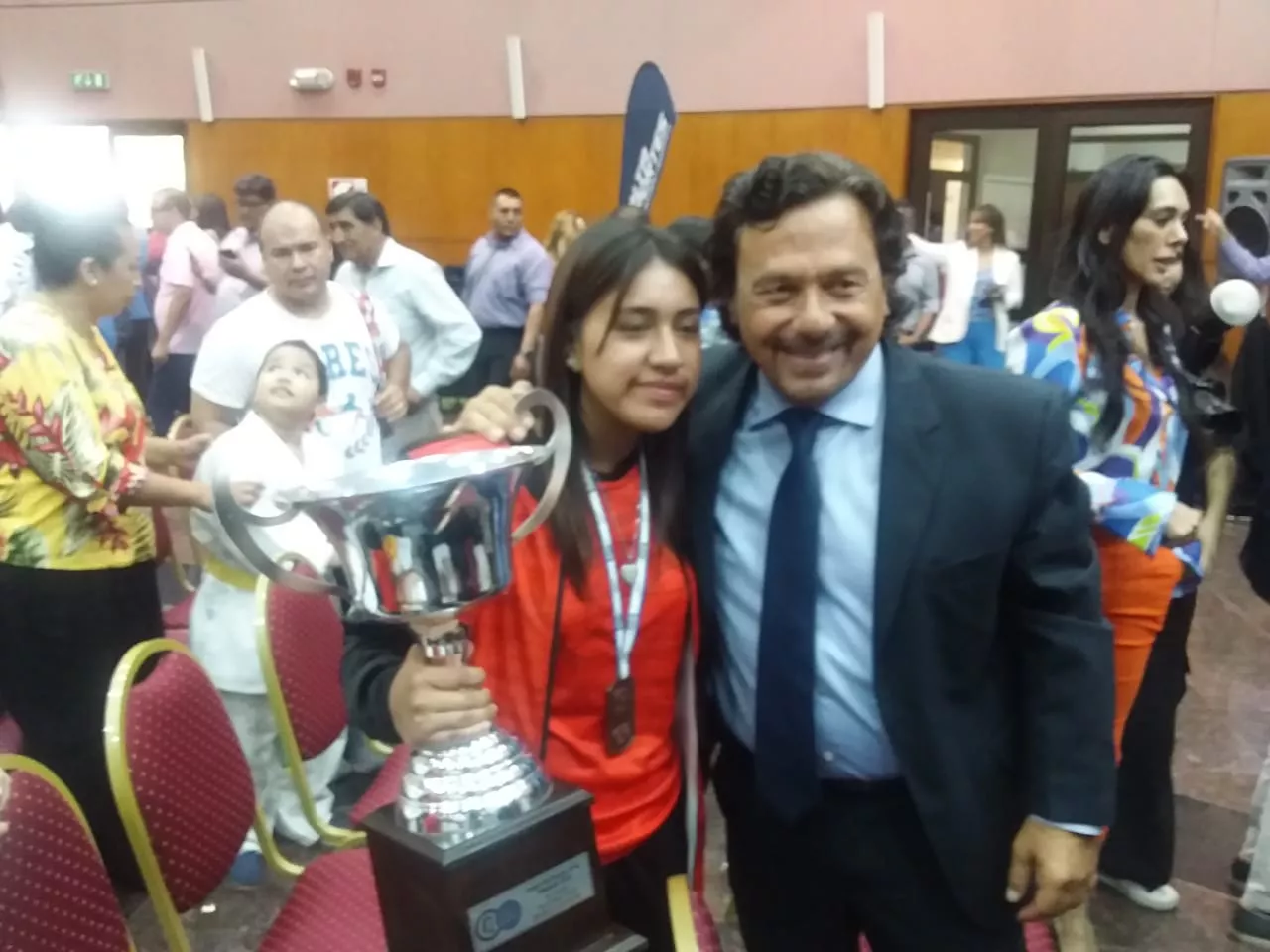 el gobernador con los deportistas