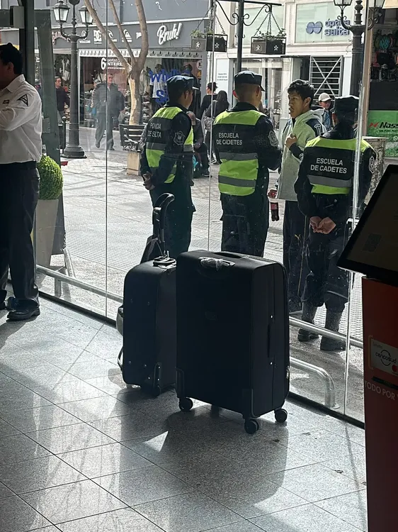 Policias custodian el ingreso a un super en peatonal Florida (1)