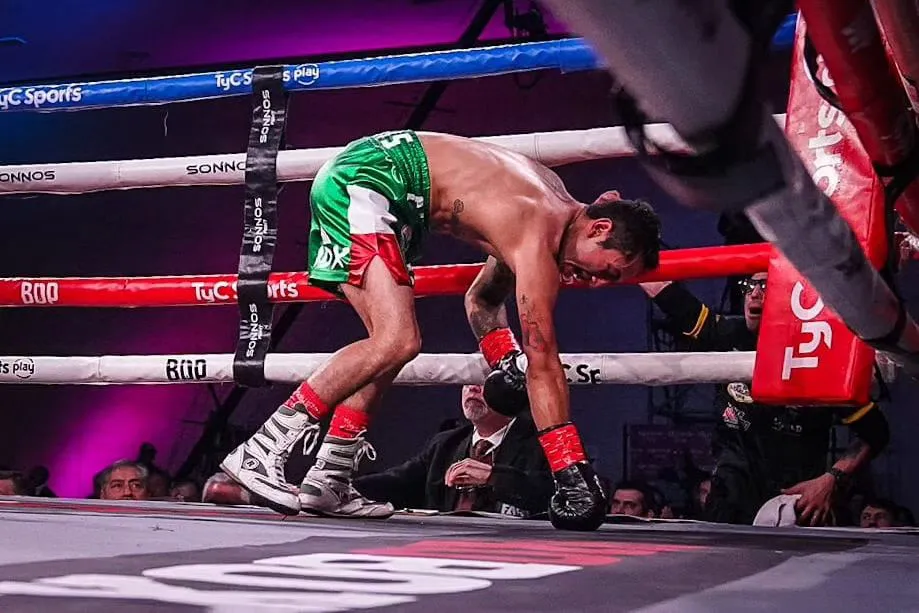 Ramón Quiroga vence a Efraín Rodríguez y gana cinturón Fedelatin Mosca (10)