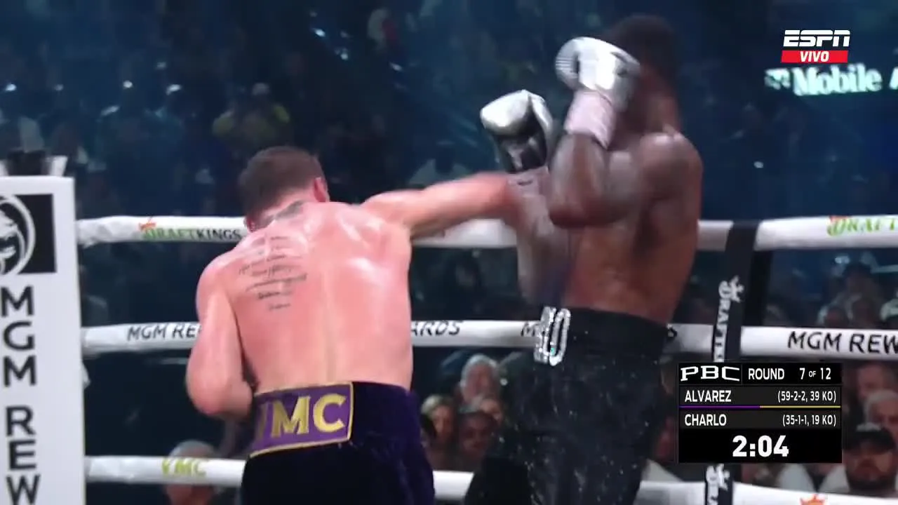 BOXEO- Canelo conecta un derechazo en la cabeza a Charlo