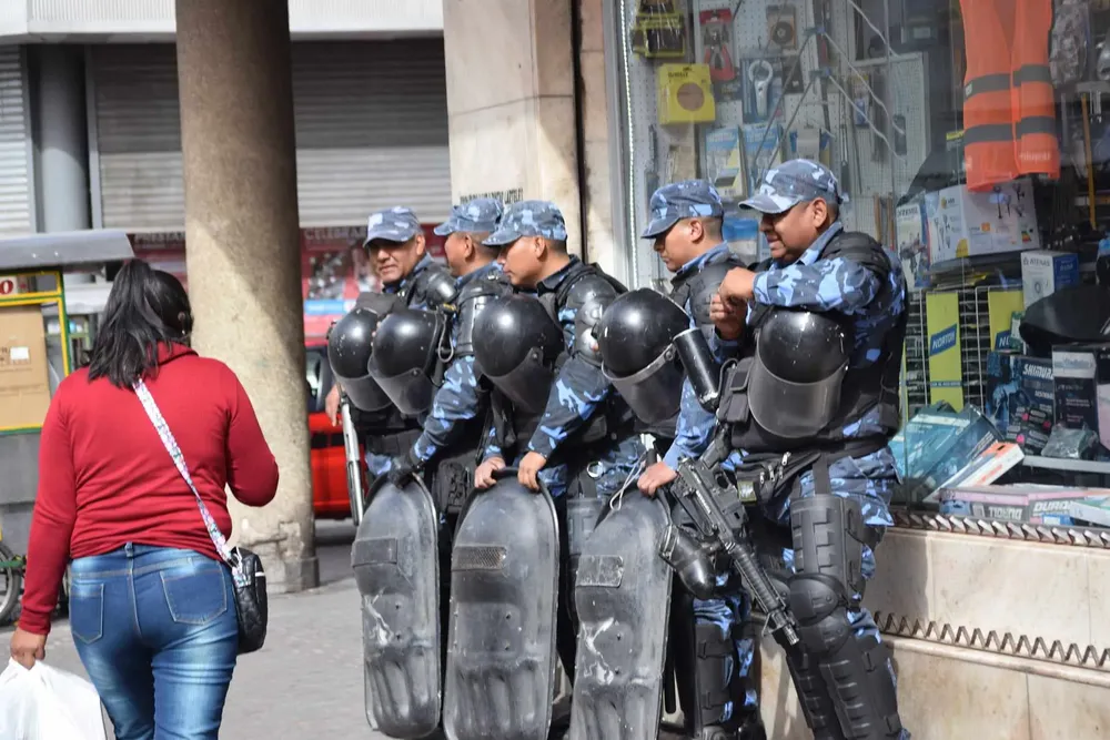 Policía en operativo antisaqueos en Salta (9)