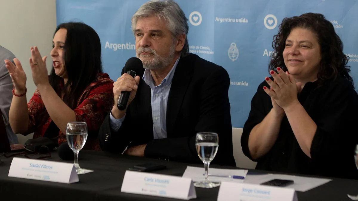 VACUNA COVID científicos con la bandera argentina 009