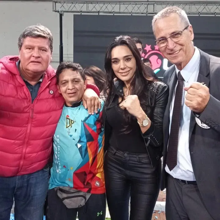 Sergio Oliver- Pony Rivero- Claudia Vazquez y el pte de festejan el triunfo de Durval