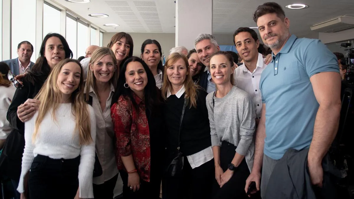 VACUNA COVID científicos con la bandera argentina 008