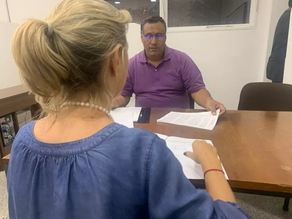 Alejandro Fayón de la UCR y la representante del frente plurarl esperando al pro