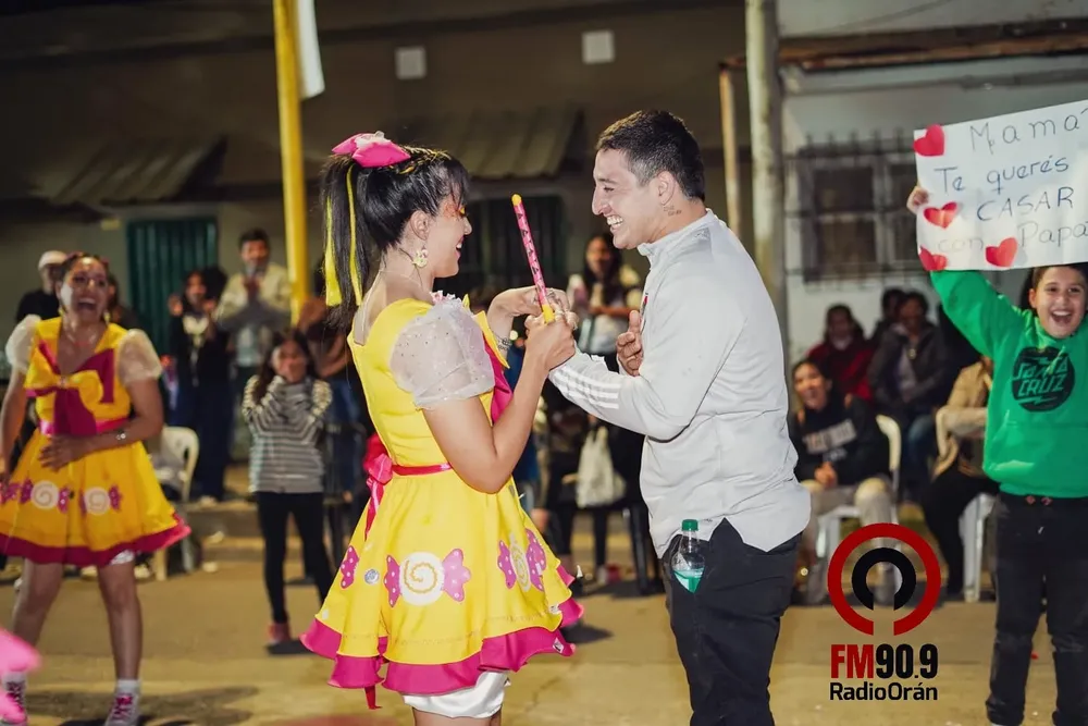 ORÁN LE PIDIÓ MATRIMONIO EN PLENA FIESTA DOCENTE 002