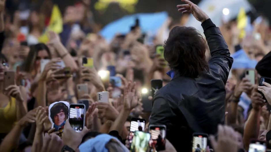 Milei la noche del domingo ante su gente