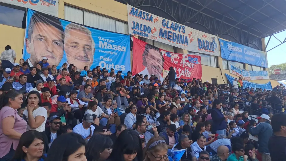 Outes y Sáenz en los carteles en el acto (1)