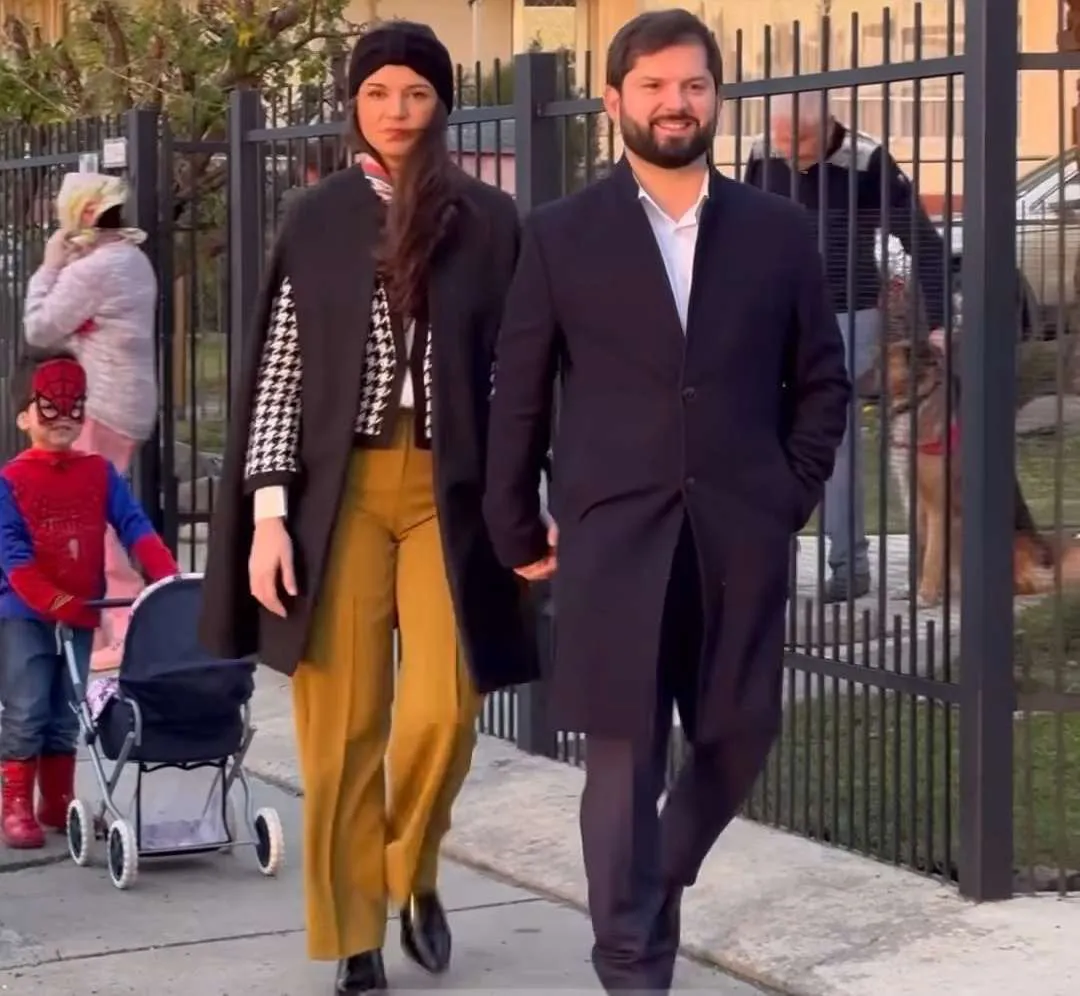 Chile- presidente Boric y su esposa concurren a votar