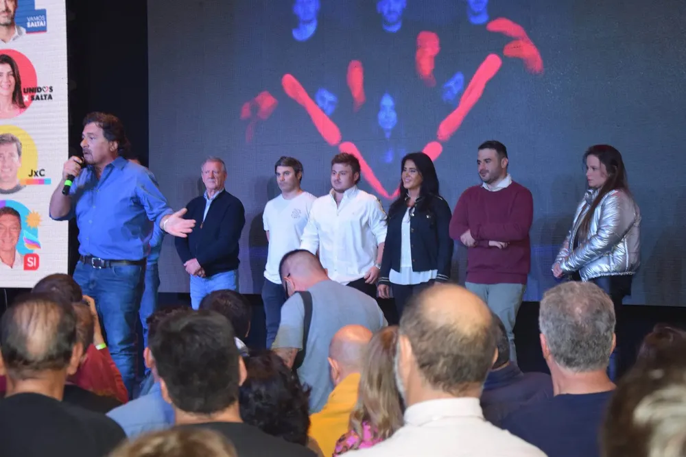 Sáenz con Marocco su esposa y sus hijos en el escenario