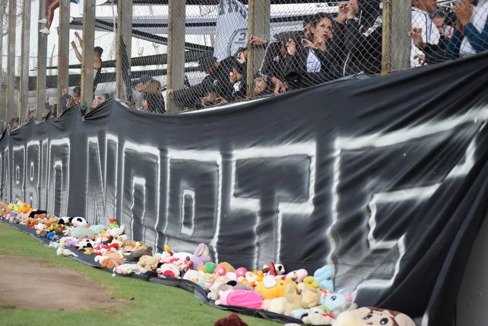 los hinchas no fallaron con los peluches