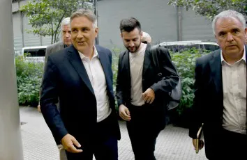 Martín Llaryora quiere pelear con Milei en las calles no en las redes