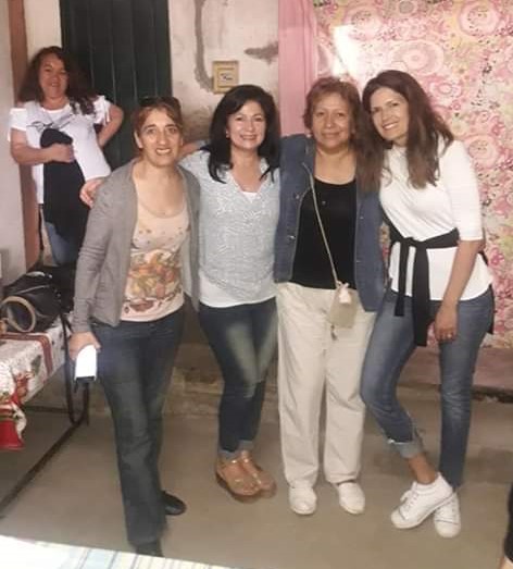 Isabel Macedo con Adriana Pérez y vecinas 002