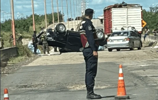 Hipólito Yrigoyen - volcó con un cargamento de hojas de coca 002