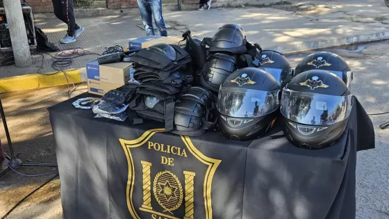 13073-entrega-de-moviles-y-recursos-policiales-en-joaquin-v-gonzalez