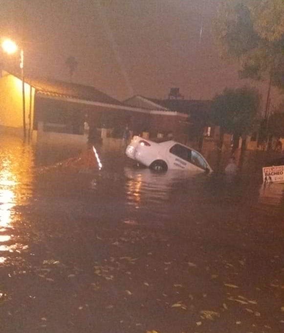 Lluvia - auto cayò en un zanjón web