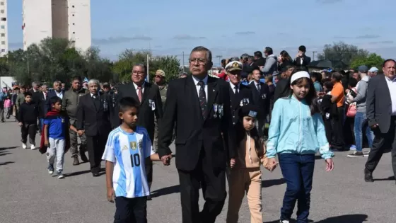 11438-el-gobernador-saenz-presidio-los-actos-de-homenaje-a-los-heroes-de-malvinas-20250402164505