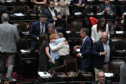 celebracion-en-pro-el-abrazo-de-lospennato-una-de-QWC2ZU7MNFFRNG434NC6MBO7PE