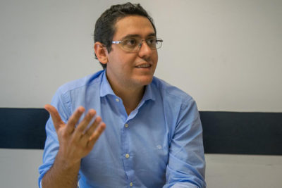 Gustavo-Solis-400x267