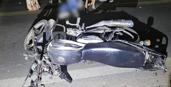 Moto tendida en el asfalto