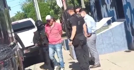 ORÁN momento en que Conejo Martínez se entrega a la policía 004