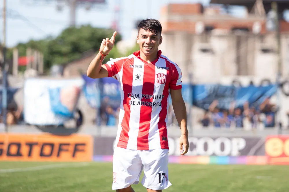 Lautaro Fedele convierte el segungo gol para San Martín ante San Telmo