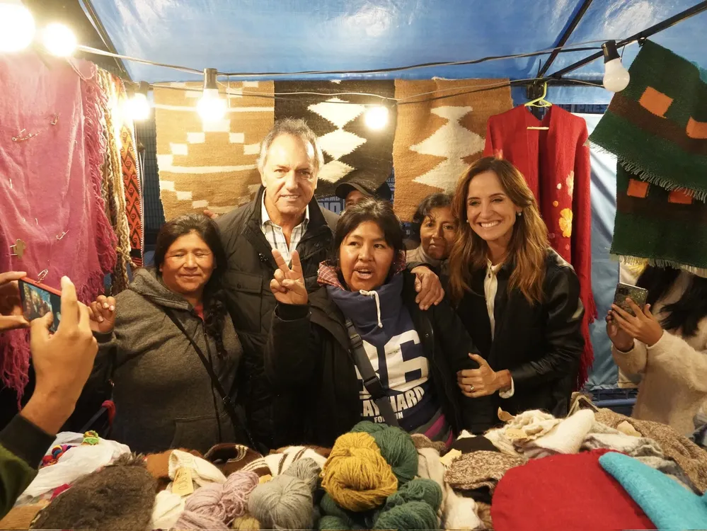 Scioli y Victori Tolosa Paz en una expo en Plaza de Mayo (2)